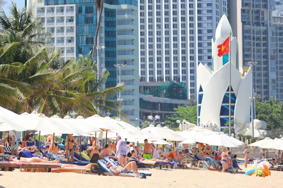 Khách quốc tế tại bãi biển Nha Trang: du lịch phục hồi từ nhiều thị trường