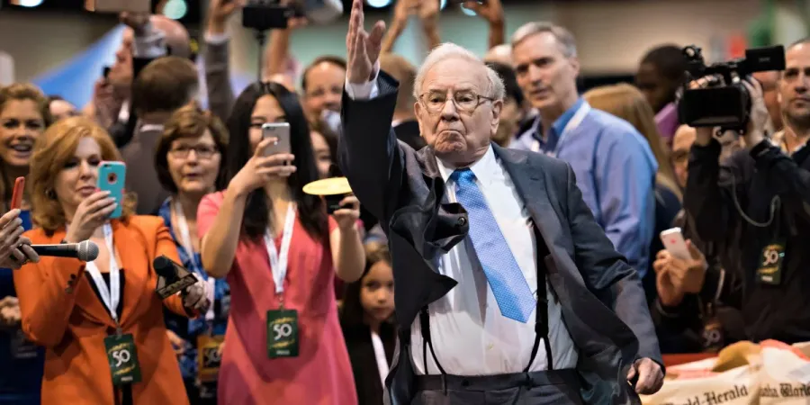 Warren Buffett tại cuộc họp cổ đông Berkshire, người đặt nền tảng triết lý đầu tư mà Greg Abel đang kế thừa