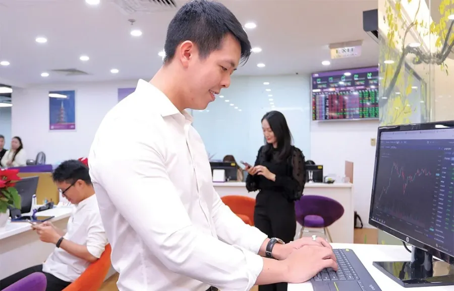 Nhà đầu tư theo dõi thị trường chứng khoán và trái phiếu Việt Nam