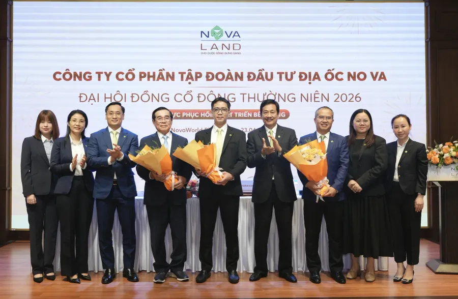 Lãnh đạo Novaland tại ĐHĐCĐ thường niên 2026, ông Bùi Cao Nhật Quân (áo xanh, giữa) nhận hoa sau khi được bầu làm Chủ tịch HĐQT