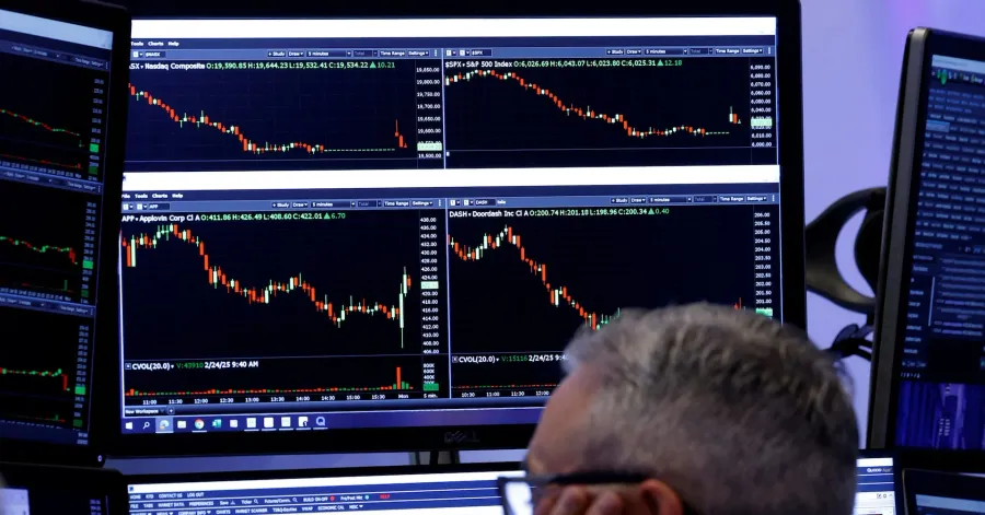 Phố Wall mất điểm: Dow Jones giảm 557 điểm đêm 4/5