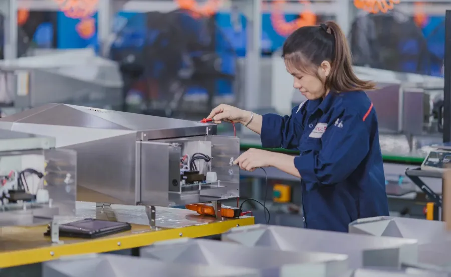 Công nhân lắp ráp linh kiện điện tử tại khu công nghiệp Việt Nam