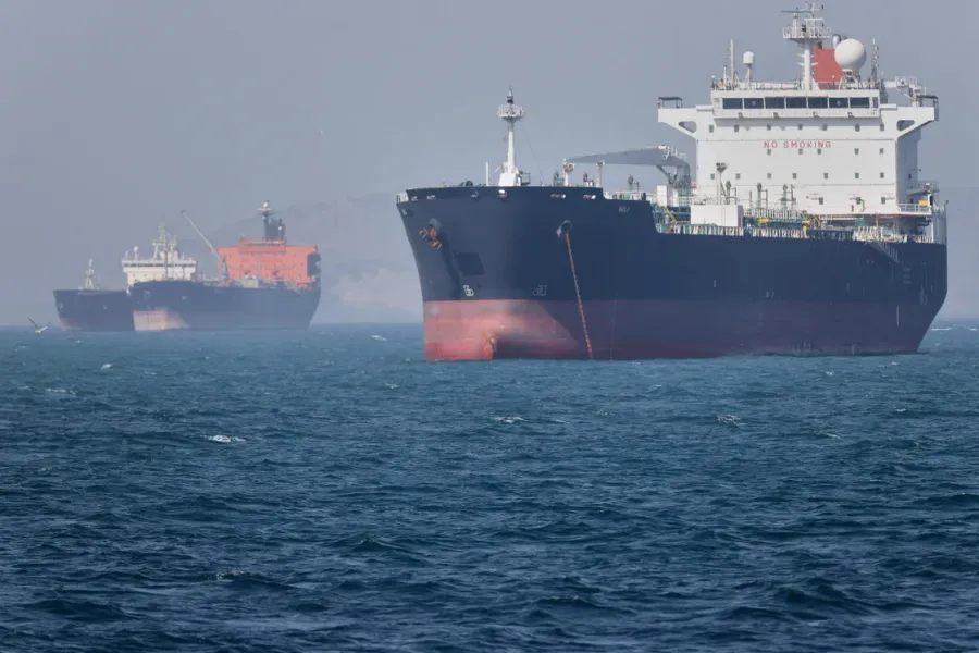 Tàu chở dầu tại eo biển Hormuz, căng thẳng Iran đẩy dầu Brent tăng khoảng 37% từ cuối tháng 2