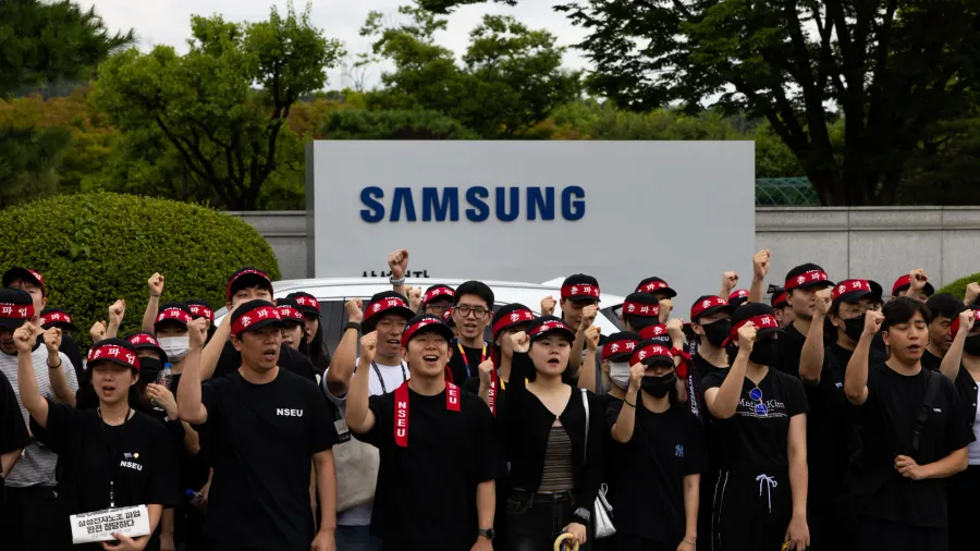 Công nhân công đoàn NSEU tập trung trước cổng nhà máy Samsung