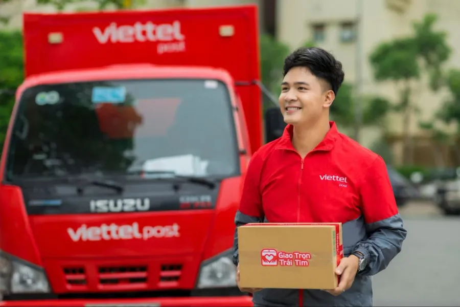 Nhân viên Viettel Post giao hàng