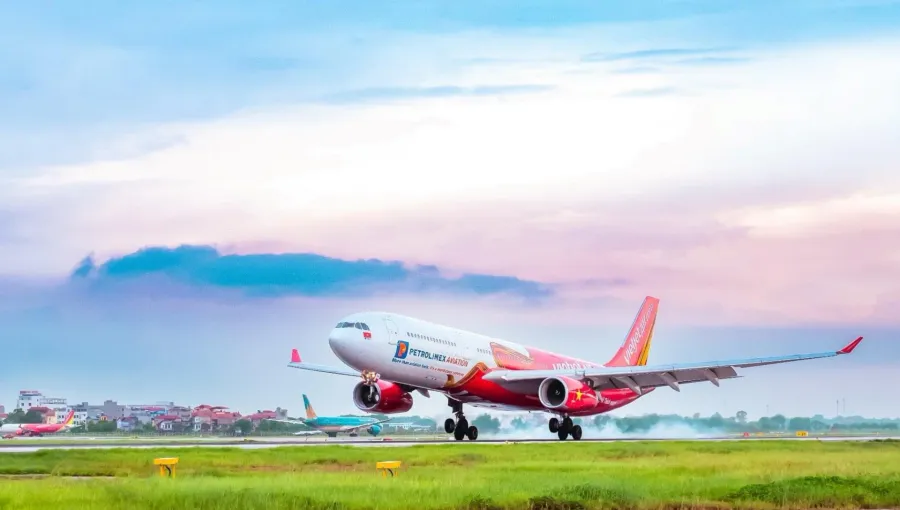 Máy bay Vietjet Air cất cánh