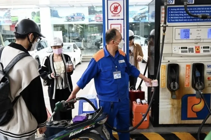 Cây xăng Petrolimex tại Việt Nam: giá xăng E5 RON92 giảm về 23.258 đồng/lít sau kỳ điều hành ngày 28/5