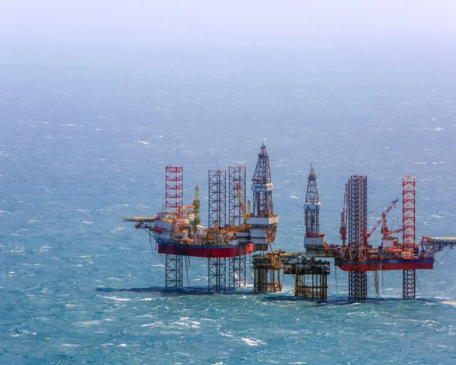 Brent lên 97 USD, cổ phiếu dầu khí vẫn phân hóa