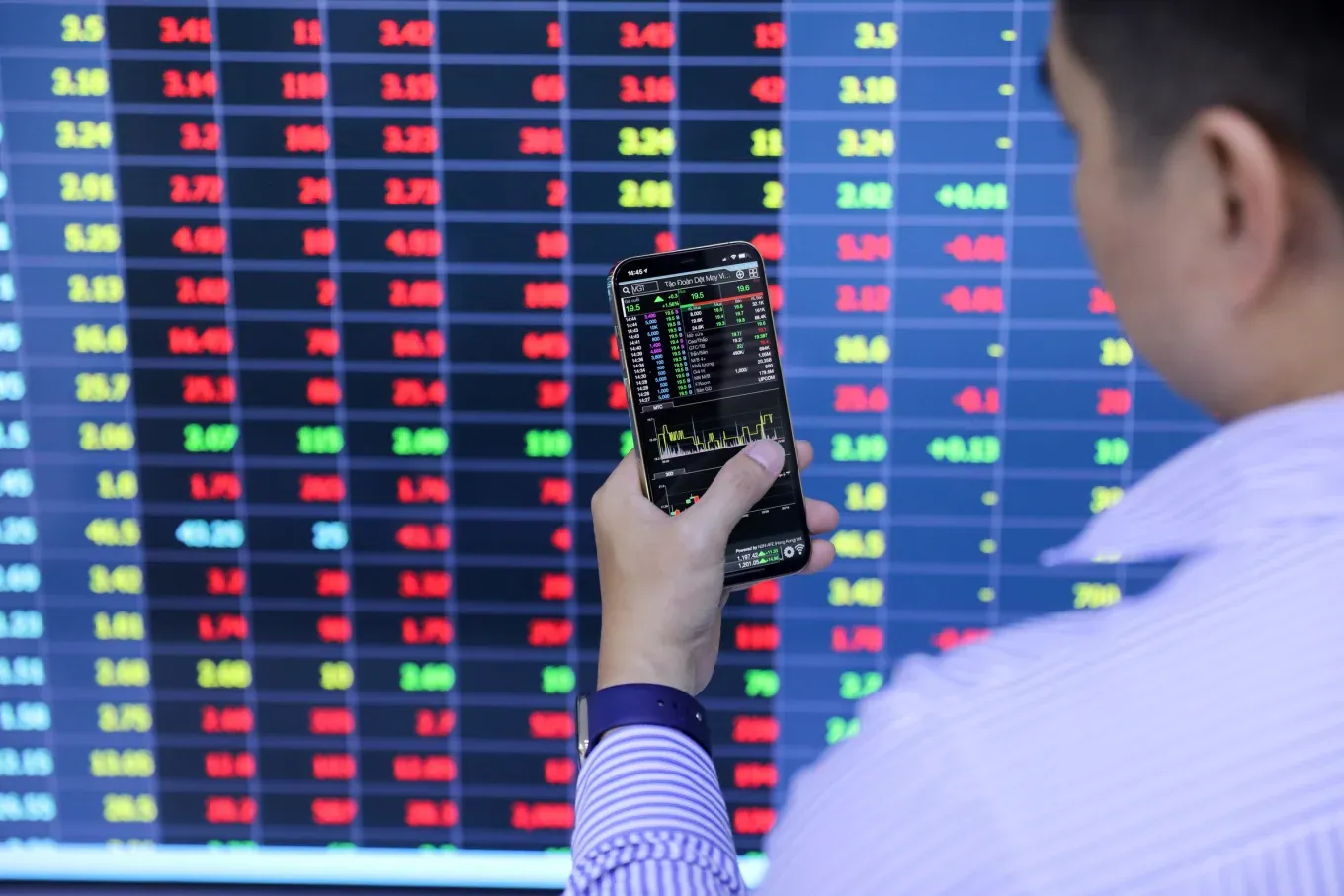 VN-Index xanh, độ rộng vẫn chưa xác nhận
