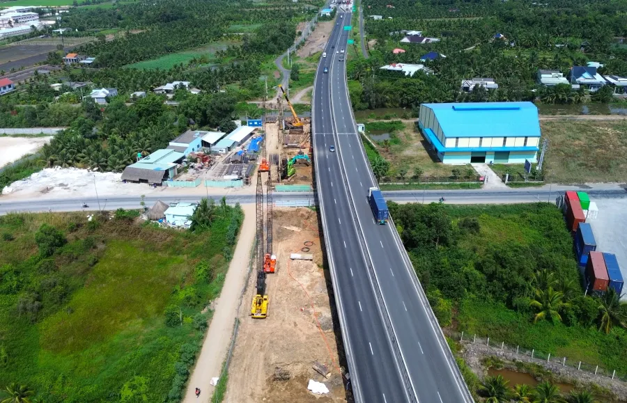 Công trường cao tốc đang triển khai