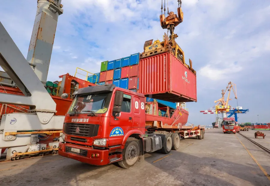 Container tại cảng phản ánh áp lực logistics
