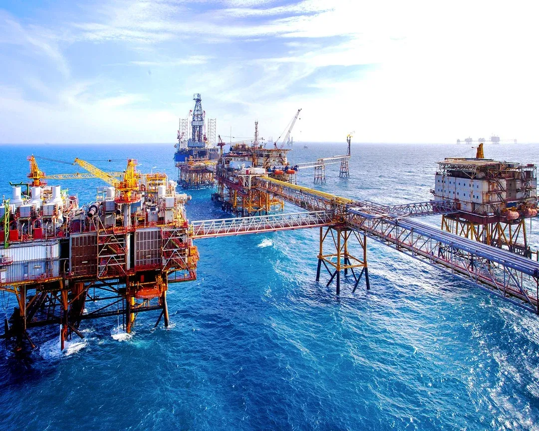 Giá dầu giảm, PVS và PVD vẫn giữ nhịp
