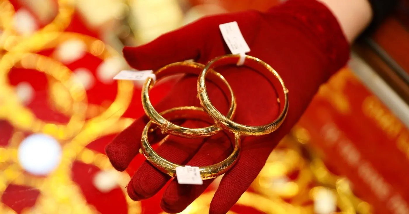 Gold cooled off, but money has not fully returned to stocks