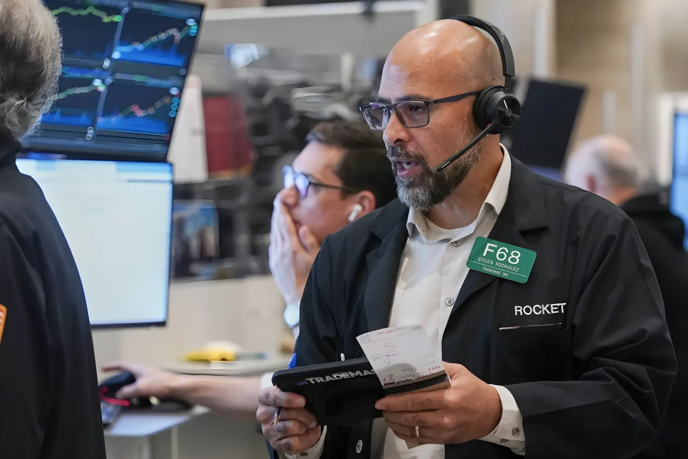 Nasdaq Falls Over 2% as the Chip Trade Faces a New Test