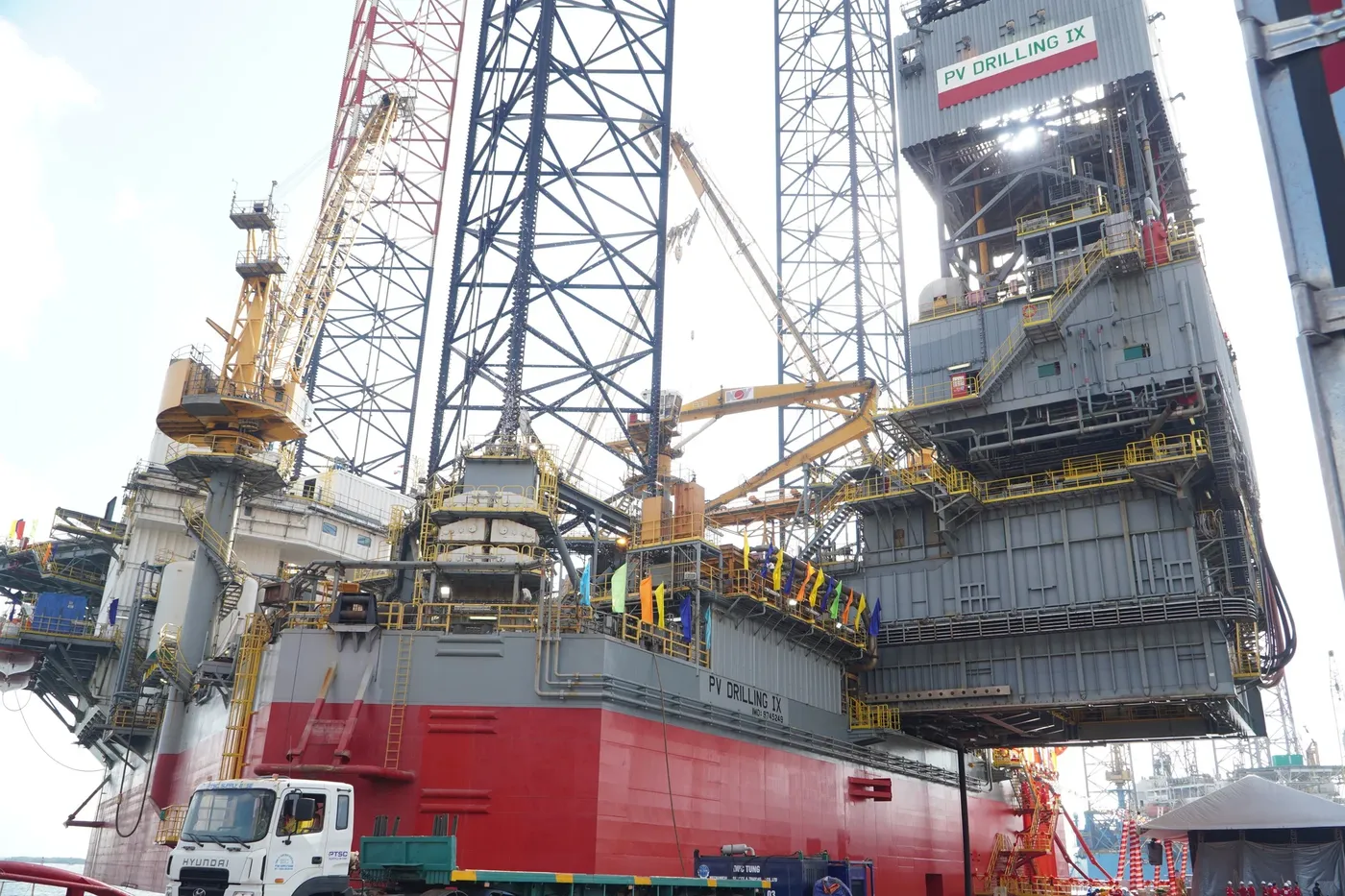 Oil slips, Vietnam's oil stocks lose sync