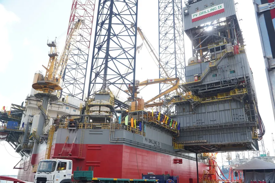 Oil slips, Vietnam's oil stocks lose sync