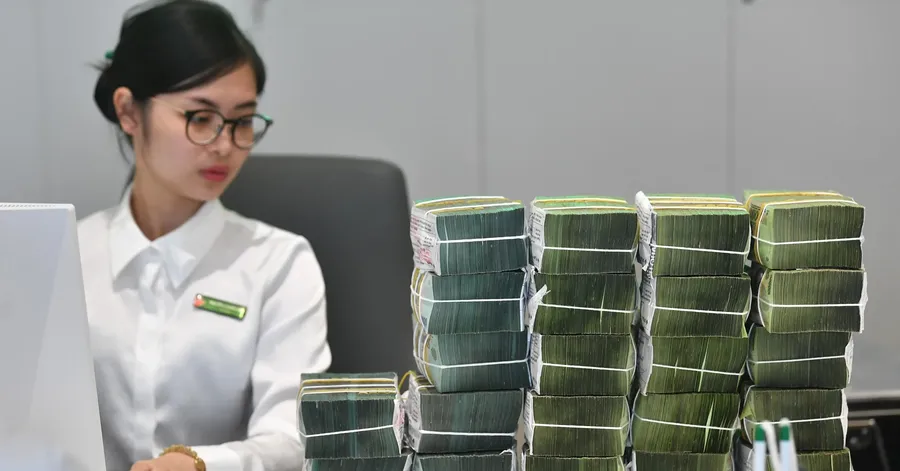 Khách hàng theo dõi lãi suất tiết kiệm