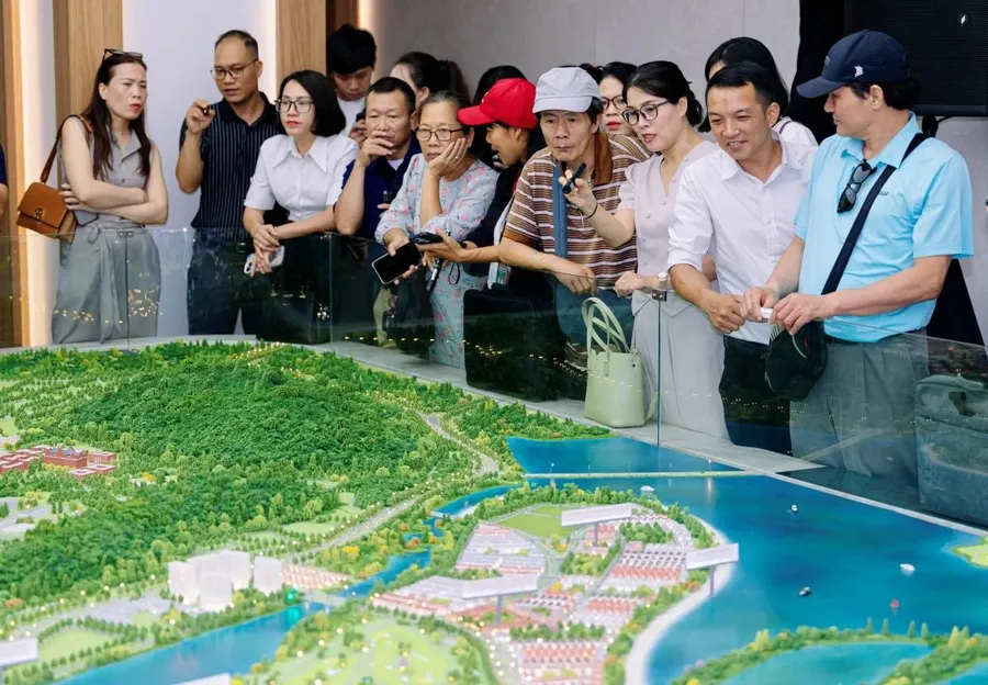 Khách hàng tìm hiểu dự án căn hộ