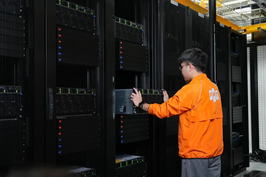 Kỹ sư FPT trong trung tâm dữ liệu