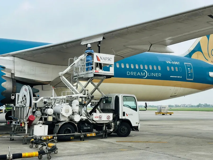 Máy bay được tiếp nhiên liệu, minh họa cho áp lực chi phí nhiên liệu
