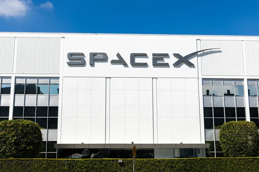 Tòa nhà SpaceX thể hiện quy mô doanh nghiệp đứng sau mã cổ phiếu mới niêm yết