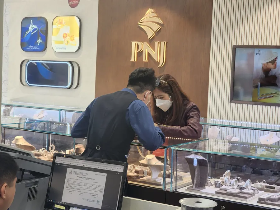 Khách hàng giao dịch tại một cửa hàng PNJ