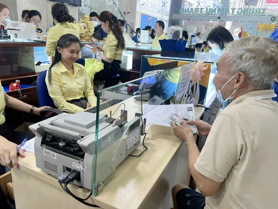 Khách hàng giao dịch vàng tại quầy
