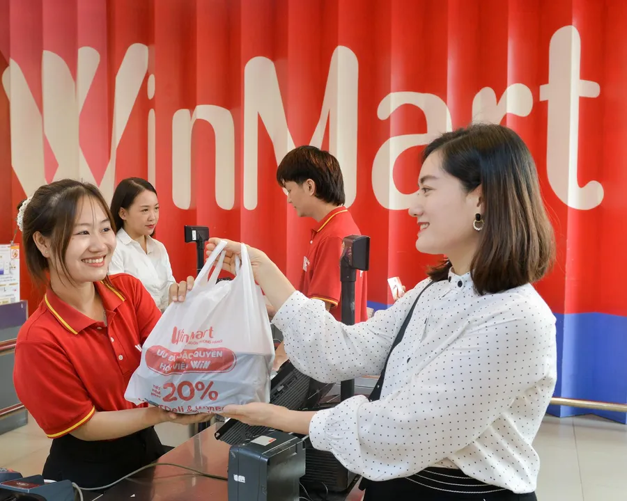 Khách hàng mua sắm tại WinMart