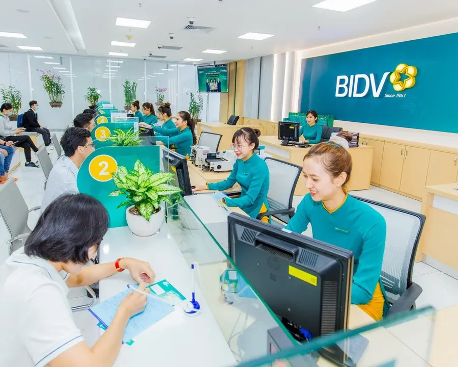 Khách hàng giao dịch tại quầy ngân hàng