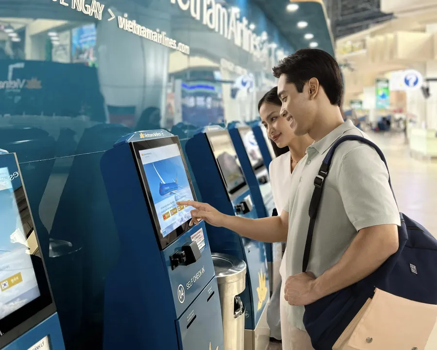 Hành khách làm thủ tục tại sân bay