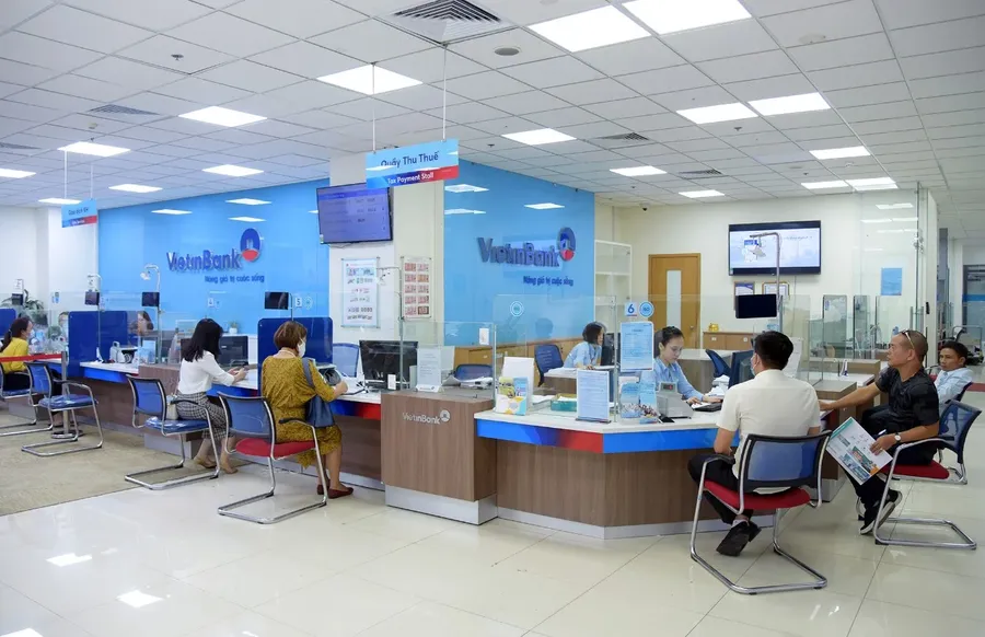 Giao dịch của khách hàng tại quầy ngân hàng
