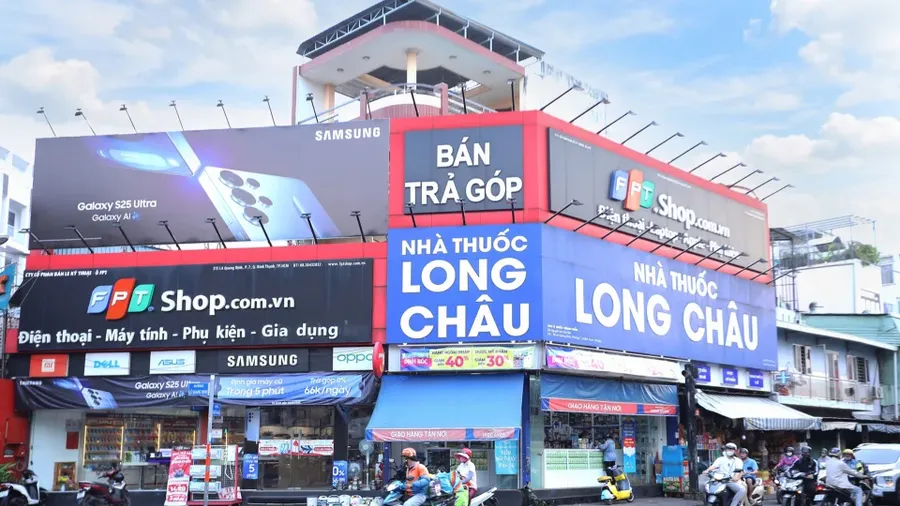 Mặt tiền cửa hàng Long Châu và FPT Shop