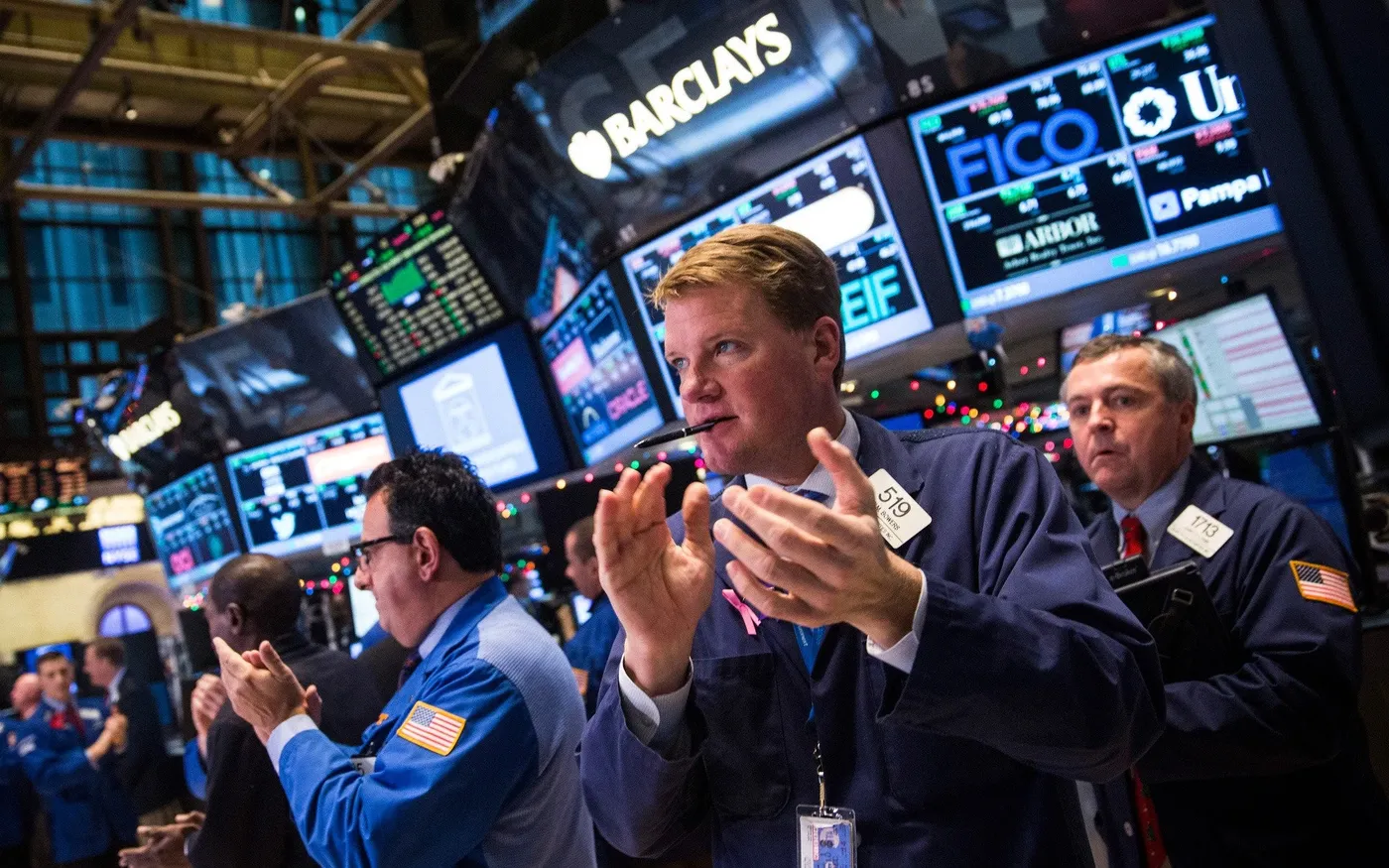 Oil Falls, Wall Street Rallies: Reading Vietnam's Signal