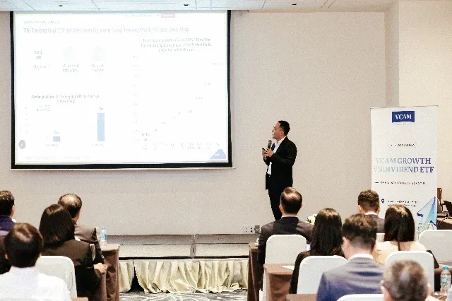 Nhà đầu tư theo dõi bảng giá chứng khoán