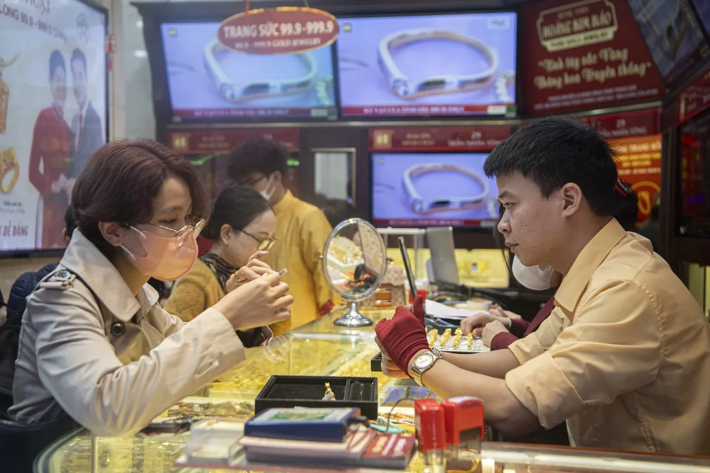 Gold gained 7.42%, yet SJC buyers could still lose