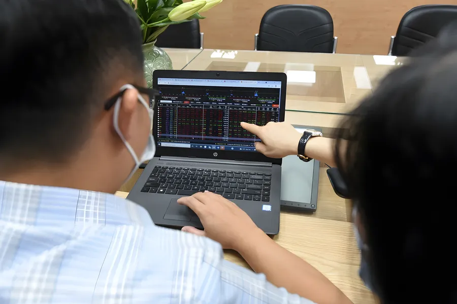 Mua chứng chỉ quỹ: Giao việc, không giao trách nhiệm
