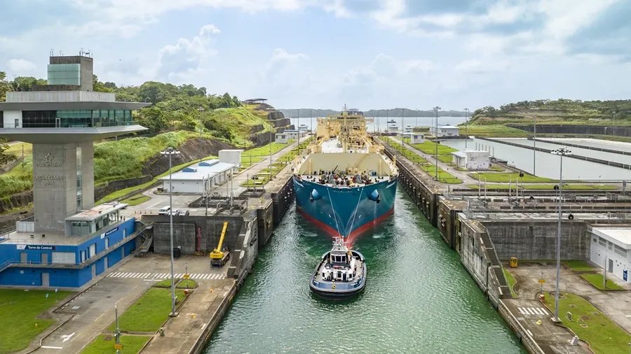 Tàu chở hàng đi qua âu tàu Neopanamax tại Kênh đào Panama