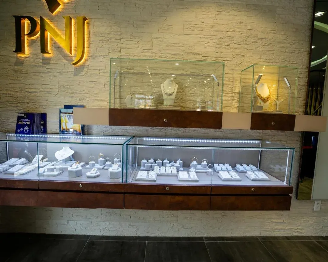 PNJ Rises as Gold Falls: Profitability Tells the Story