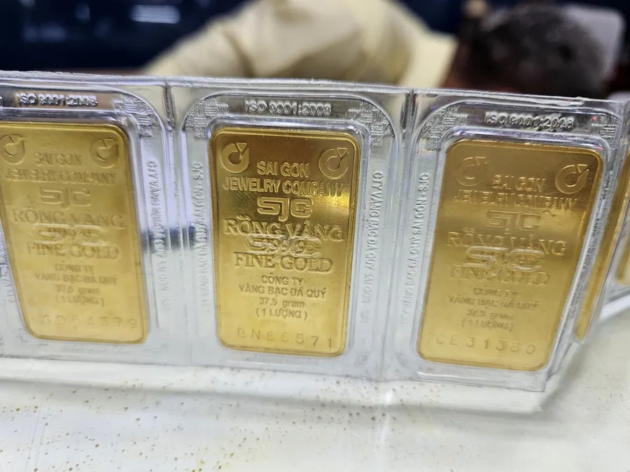 Global gold rises, yet SJC buyers can still lose