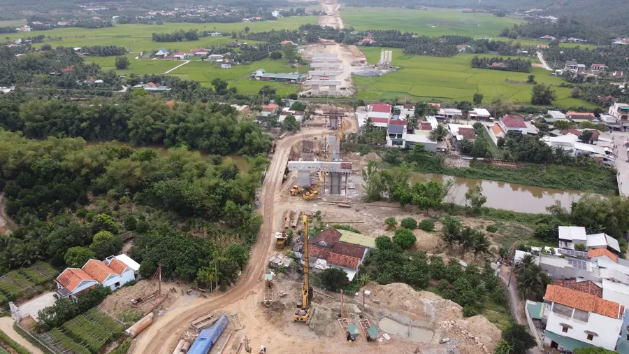 Hiện trường giải phóng mặt bằng và thi công hạ tầng