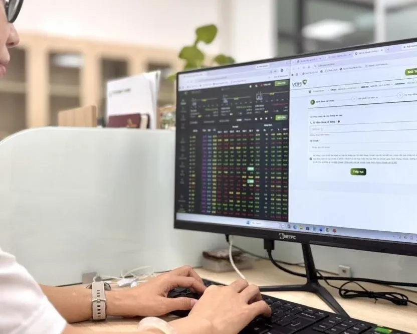 Nhà đầu tư xem xét dữ liệu trước khi quyết định