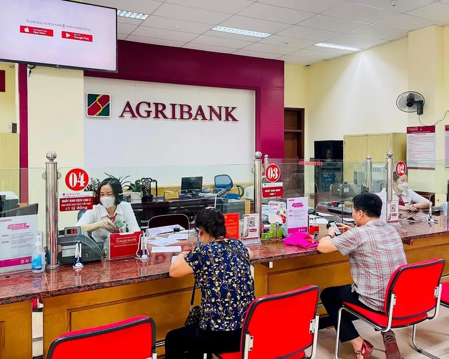 Quầy giao dịch ngân hàng với bảng niêm yết lãi suất tiền gửi