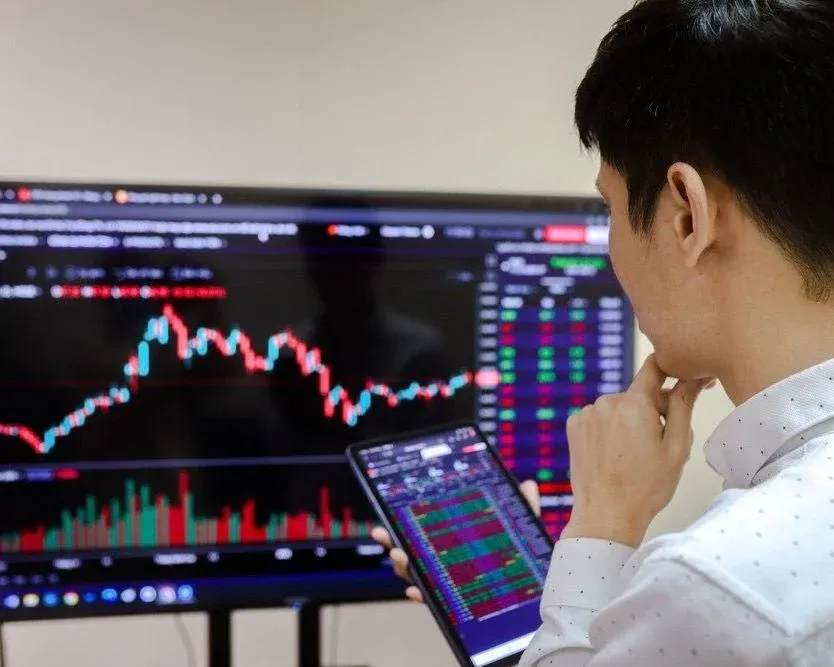 Bảng điện chứng khoán với các mã tăng giảm