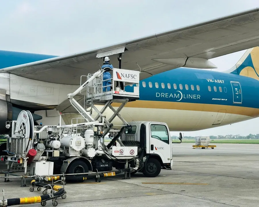 Xe bồn tiếp nhiên liệu cho máy bay tại sân bay Việt Nam