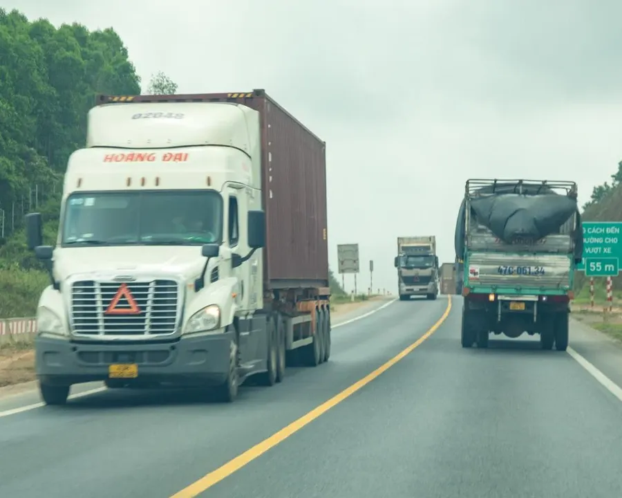 Đoàn xe container chạy trên cao tốc Việt Nam