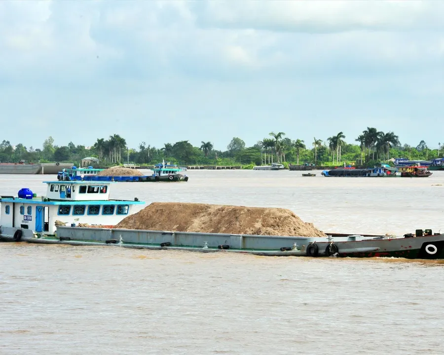 Sà lan chở cát xây dựng trên sông