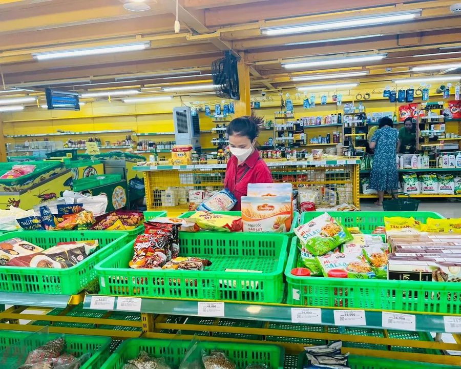 Bên trong cửa hàng Bách Hóa Xanh với quầy thực phẩm tươi sống