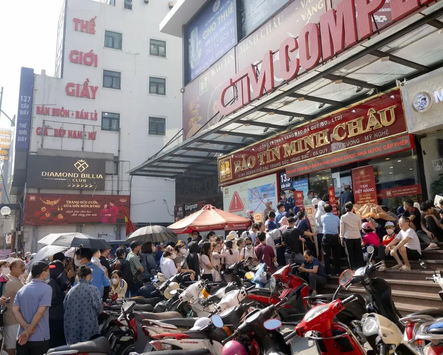 Người dân chờ giao dịch tại một cửa hàng vàng ở Việt Nam