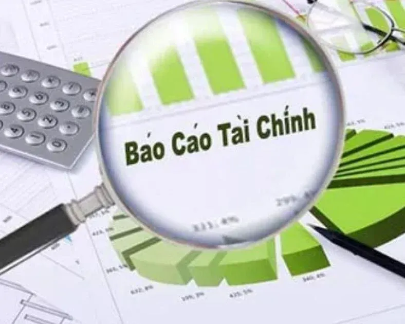 Bàn tay lật trang tài liệu báo cáo tài chính