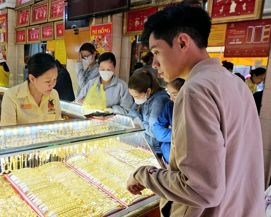 Người dân mua vàng tại cửa hàng ở Việt Nam